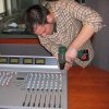 (2004)_Štěpán Exner při instalaci mixážního pultu ve vysílacím studiu (2004)
